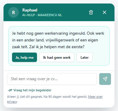 Het venster van Raphael, AI-hulp: een tip dat er nog geen werkervaring is ingevuld met de knoppen Ja, help me, Ik had geen werk en Later, een invoerveld, de link Vraag het mijn begeleider en de regel dat alleen de deelnemer het gesprek ziet.