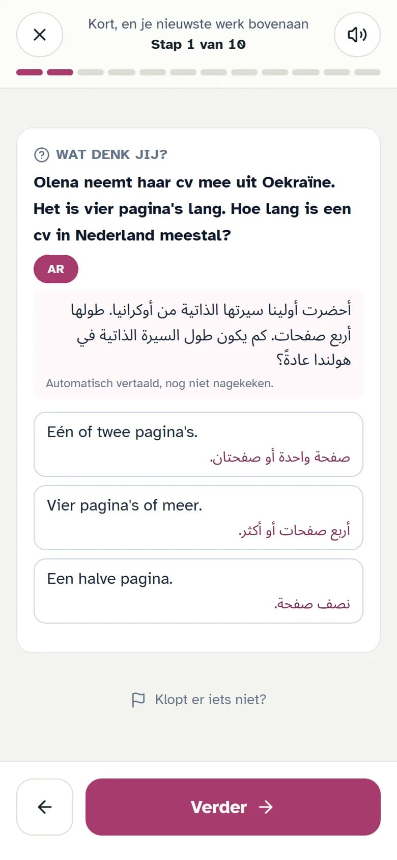 Een les op een telefoon: een Nederlandse vraag over hoe lang een cv in Nederland is, met daaronder na een tik op AR dezelfde vraag in het Arabisch, en de antwoorden in het Nederlands met het Arabisch klein eronder.