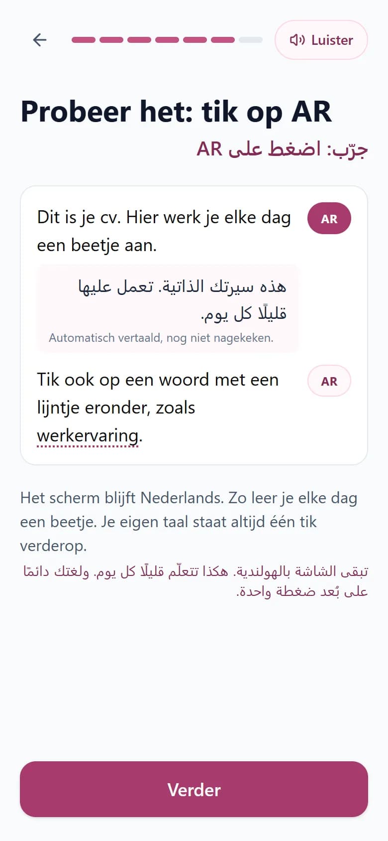 De app op een telefoon: de Nederlandse zin "Dit is je cv. Hier werk je elke dag een beetje aan." met daaronder dezelfde zin in het Arabisch, na een tik op het knopje AR. Een woord met een lijntje eronder opent de woordhulp.
